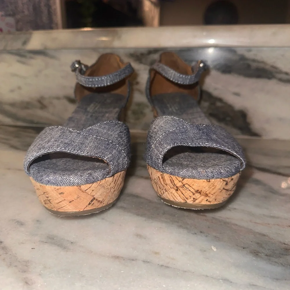 Tom’s Size 8 Women’s Blue Denim‎ Cork Wedge Strappy Peep Toe Sandals